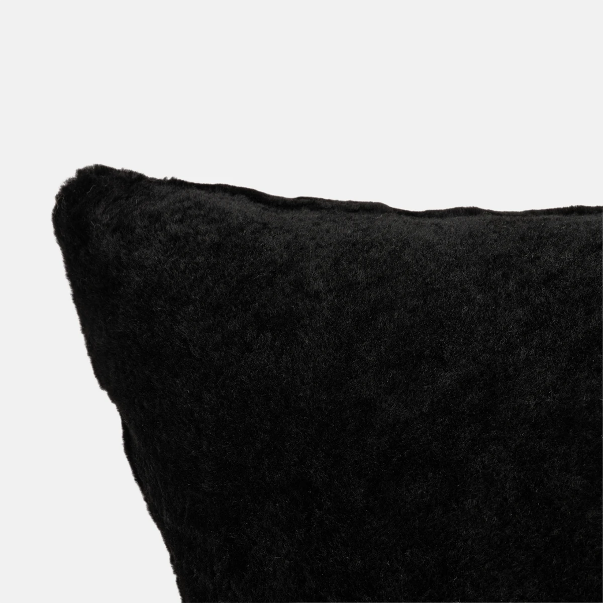 VOID - DARK CLASSIC SHEARLING CUSHION