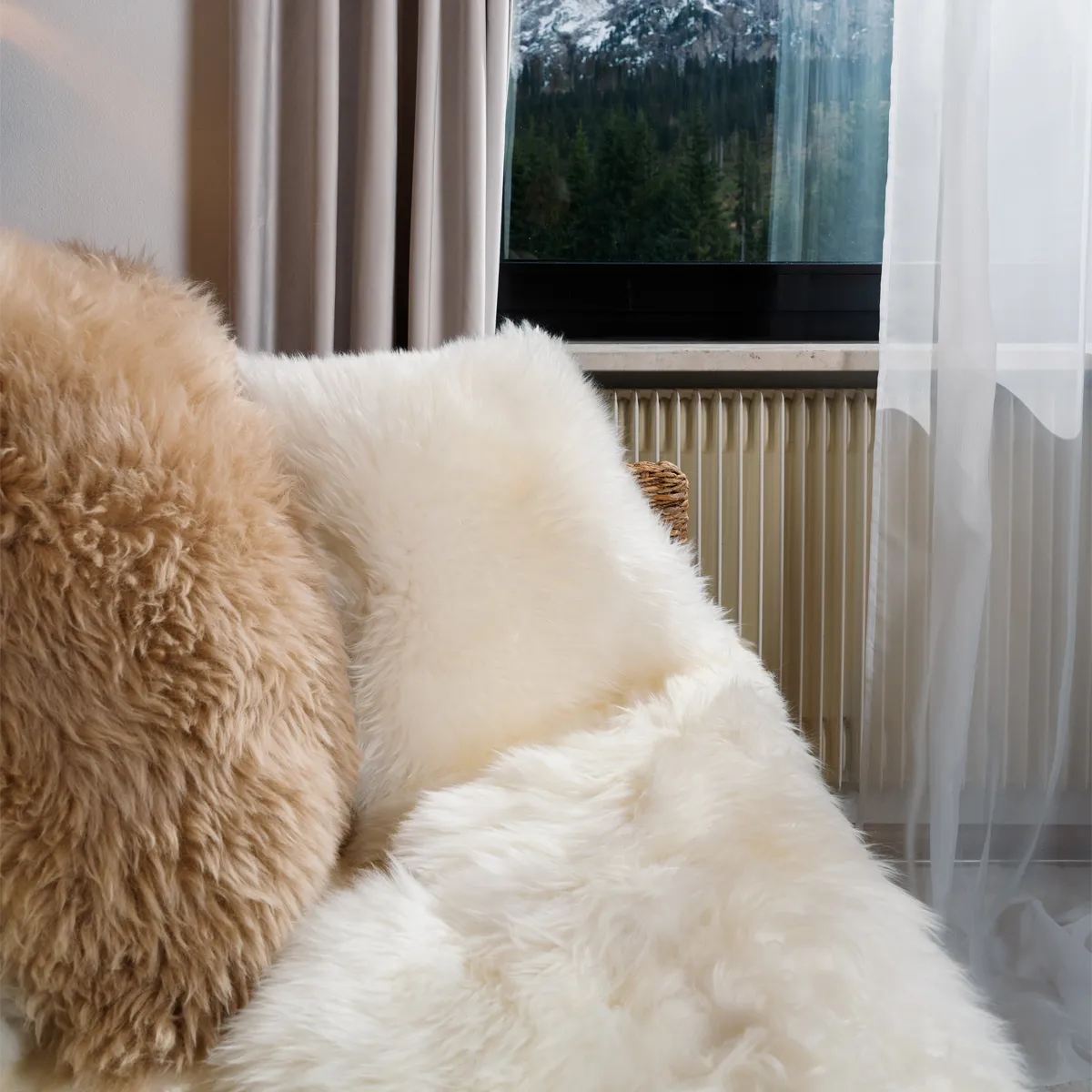 OLLENGO - WHITE WOOL SHEARLING SHEEPSKIN CUSHION